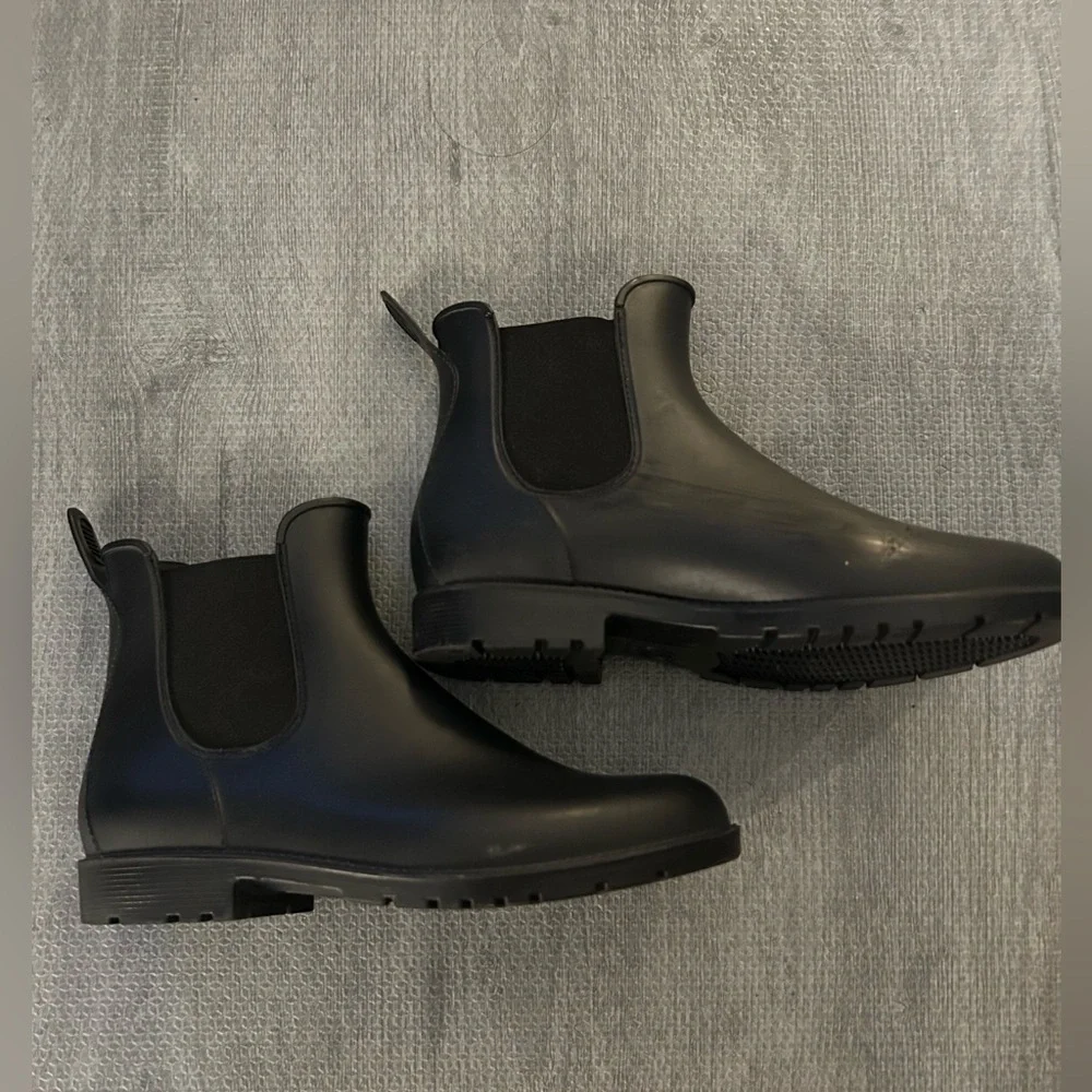 Black Rubber Chelsea Boots size 7.